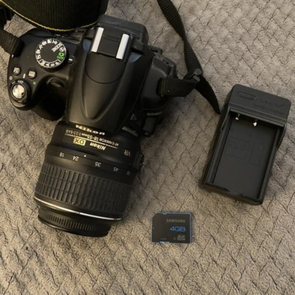 Nikon D5000 12.3MP SLR w/ 18-55mm G II ED Lens – 4336 Shutter Tested HD Video